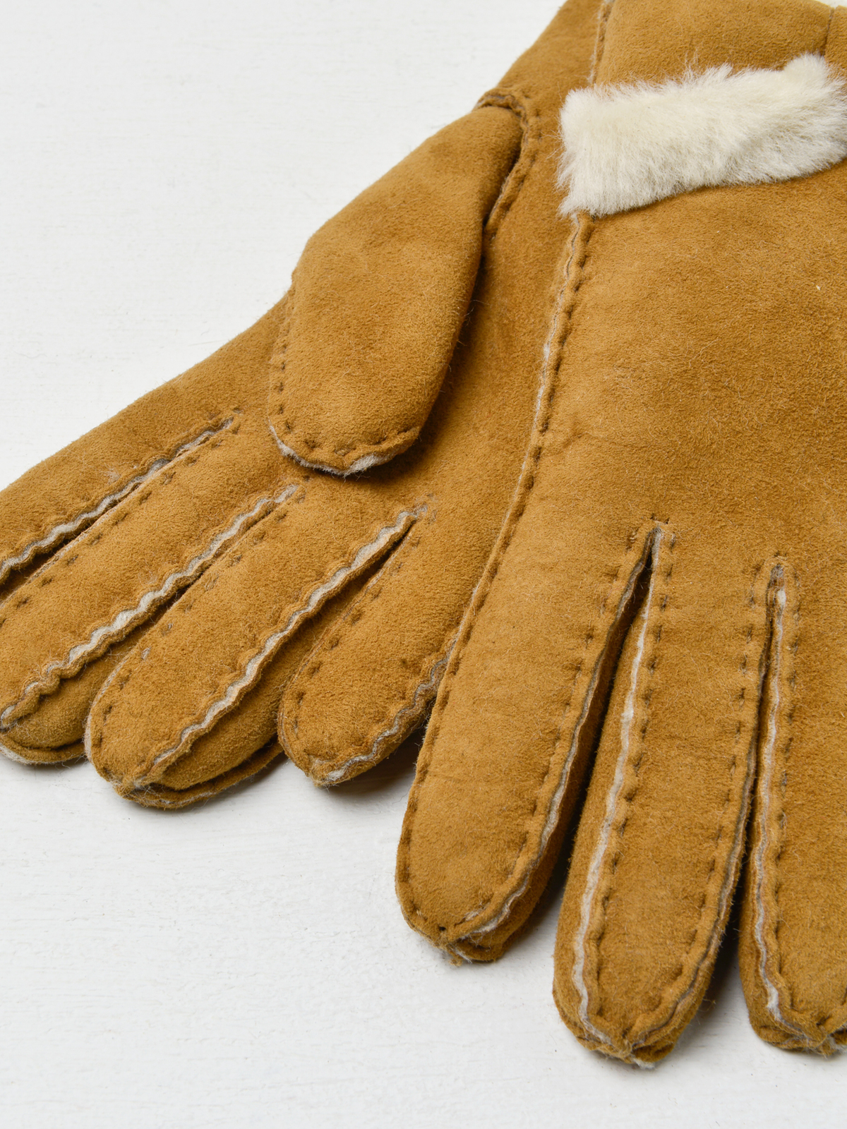 UGG SHEEPSKIN TURNDED BOW GLOVE - CHESTNUT | Garmentory