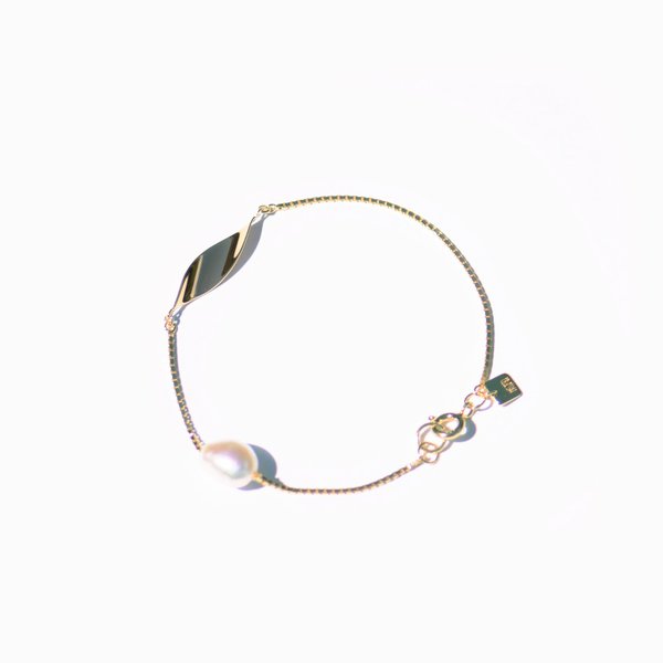 MING YU WANG Leaf Bracelet - 18k Gold Plated/Pink Pearl MING YU WANG Leaf Bracelet - 18k Gold Plated/Pink Pearl