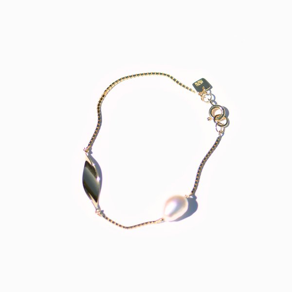 MING YU WANG Leaf Bracelet - 18k Gold Plated/Pink Pearl MING YU WANG Leaf Bracelet - 18k Gold Plated/Pink Pearl