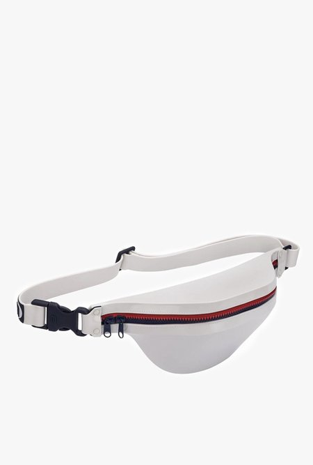 white fila fanny pack