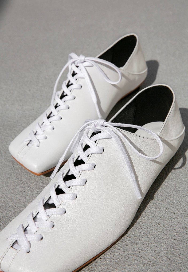 FLAT APARTMENT SQUARED TOE LACE UP FLATS - WHITE
