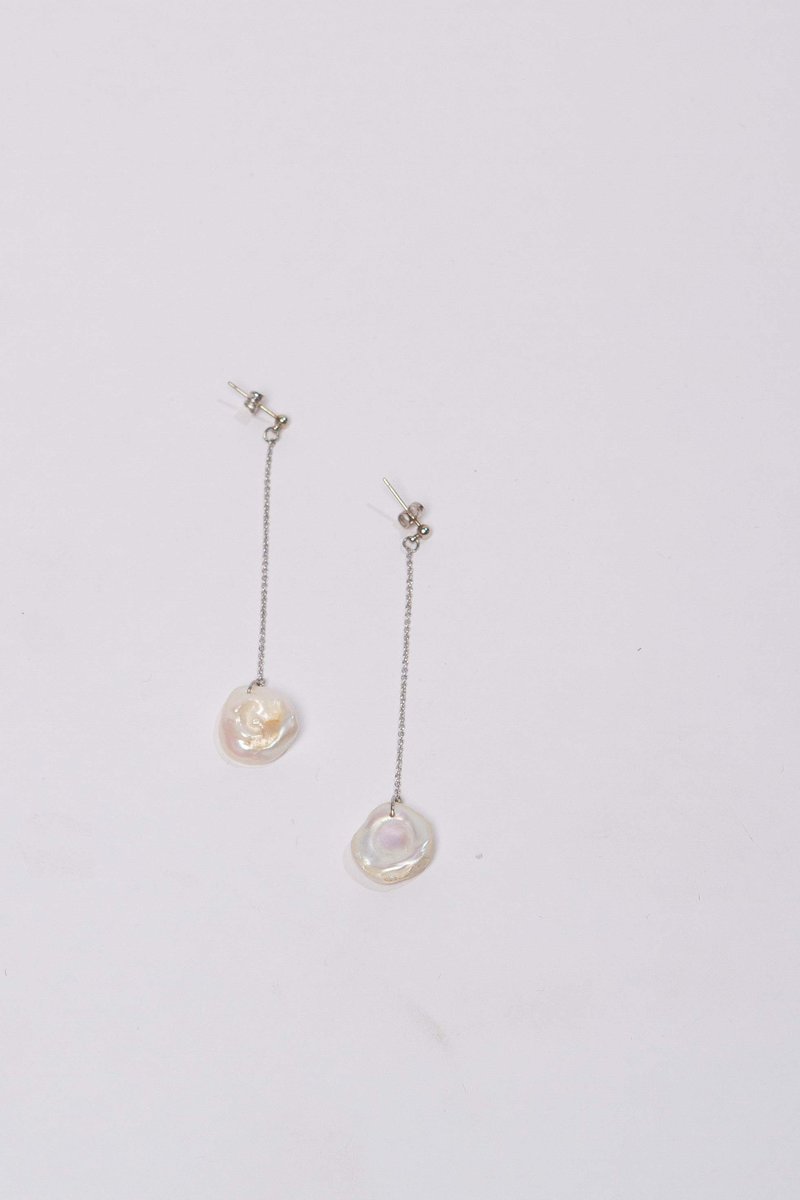 Alajas Linya pearl earrings - white 