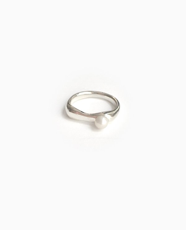 SUAI Ona Small Pearl Ring - Silver SUAI Ona Small Pearl Ring - Silver