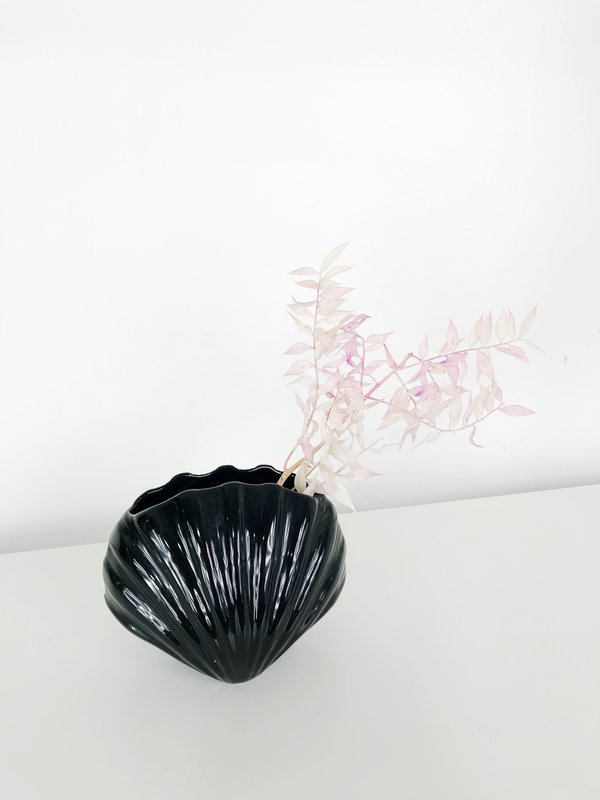 Vintage Ri-Ri-Ku Shell Vase - Black Vintage Ri-Ri-Ku Shell Vase - Black
