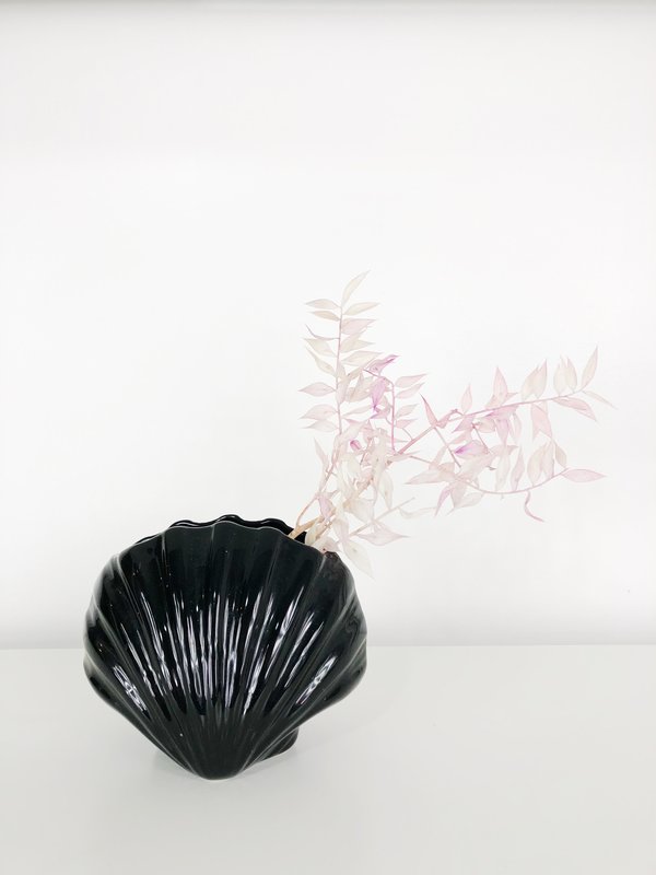 Vintage Ri-Ri-Ku Shell Vase - Black Vintage Ri-Ri-Ku Shell Vase - Black