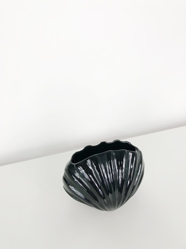 Vintage Ri-Ri-Ku Shell Vase - Black Vintage Ri-Ri-Ku Shell Vase - Black
