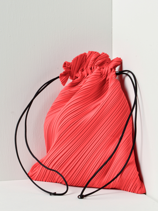 PLEATS PLEAS ISSEY MIYAKE バッグ　赤　トライアングル Pleats Please Issey Miyake Women's Half Moon Pleats Bag in Pink