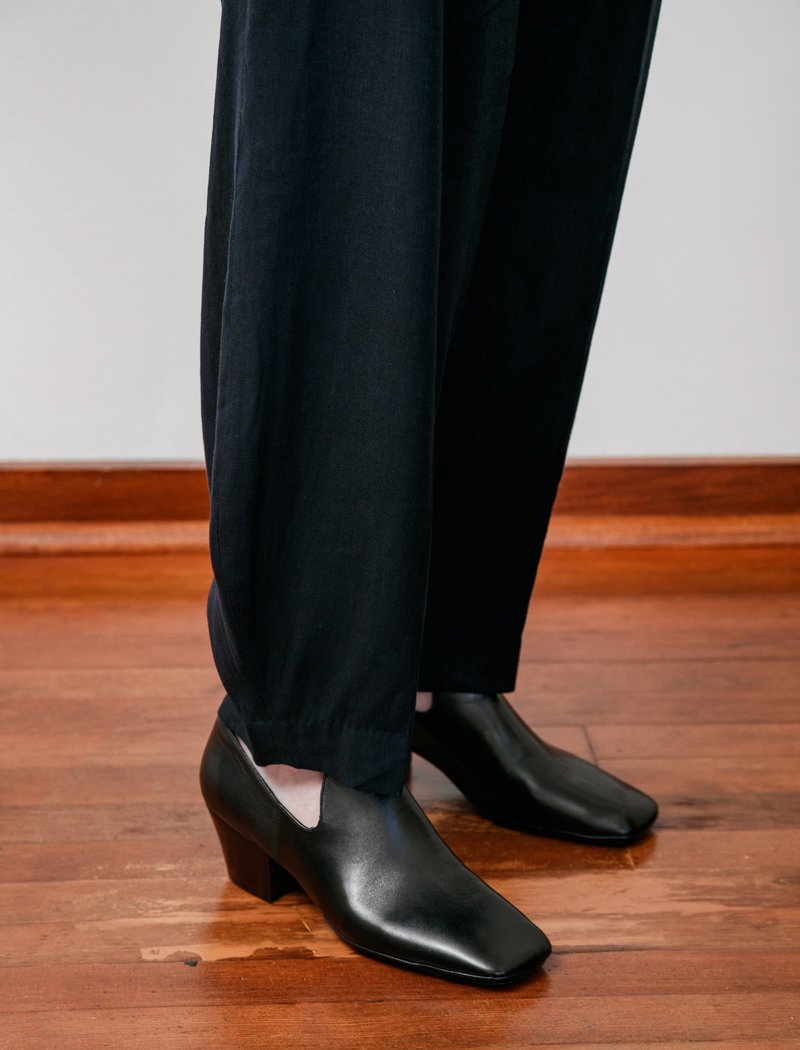 Ys by Yohji Yamamoto Rounded Hem Linen Trousers - Navy Ys by Yohji Yamamoto Rounded Hem Linen Trousers - Navy