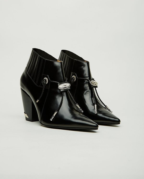 toga pulla white boots