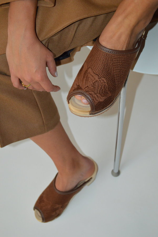 Santa Venetia Goods Sunday Shealing Lined Clog - EMBER Santa Venetia Goods Sunday Shealing Lined Clog - EMBER