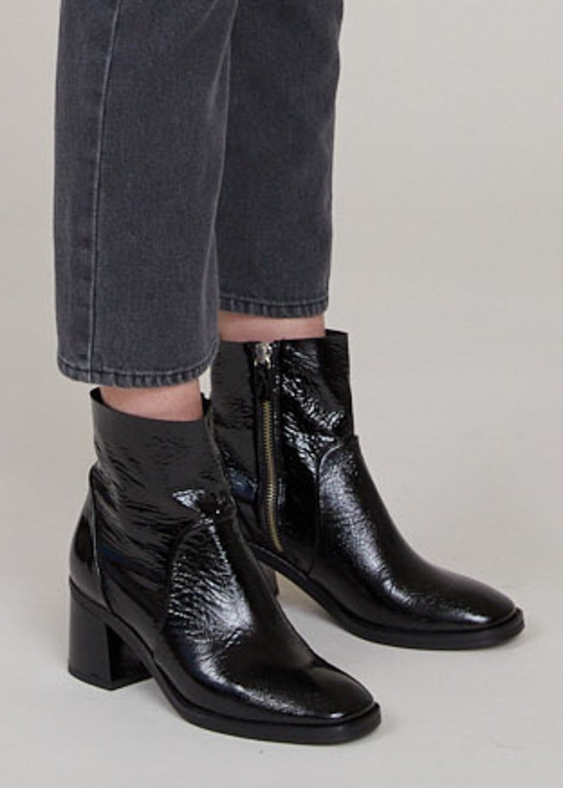 MIISTA Celestine boots black glossed Garmentory