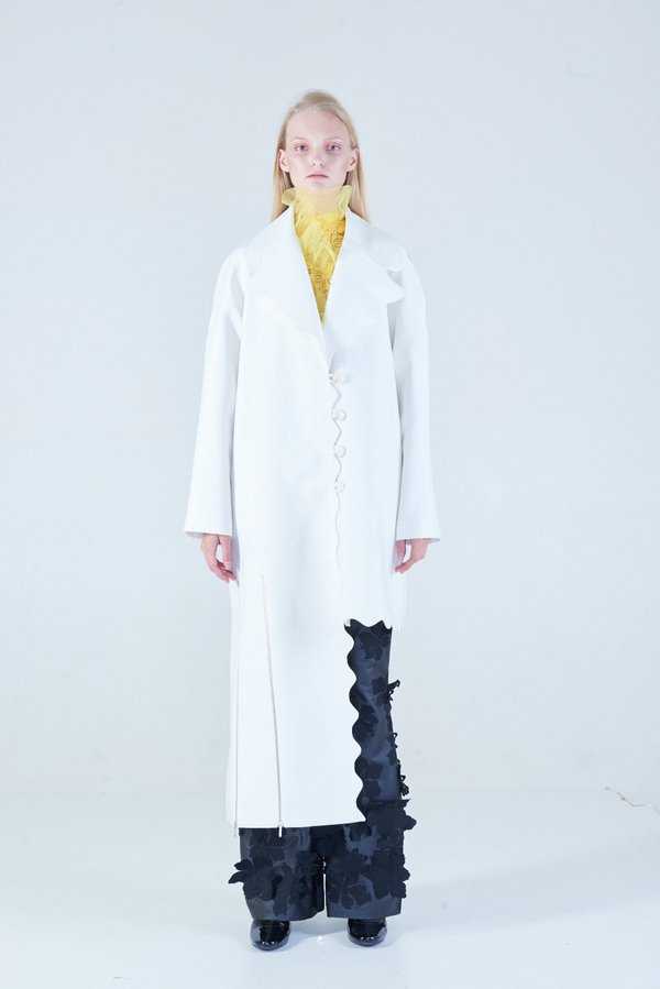NIKA TANG Anu Scallop Coat - White