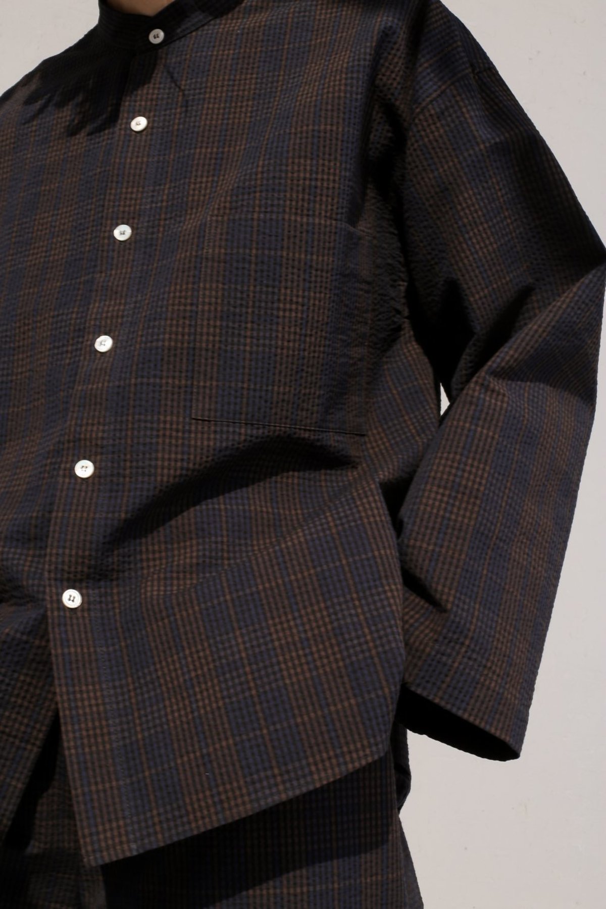 ［Cristaseya ］SEERSUCKER PYJAMA SHIRT CristaSeya Striped Seersucker Pyjama Shirt - Black / Brown Striped
