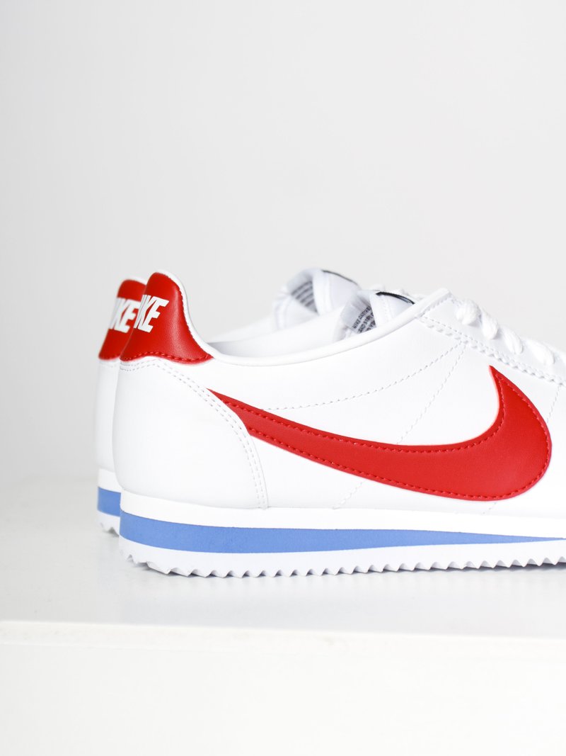 nike classic leather cortez trainers in white and red