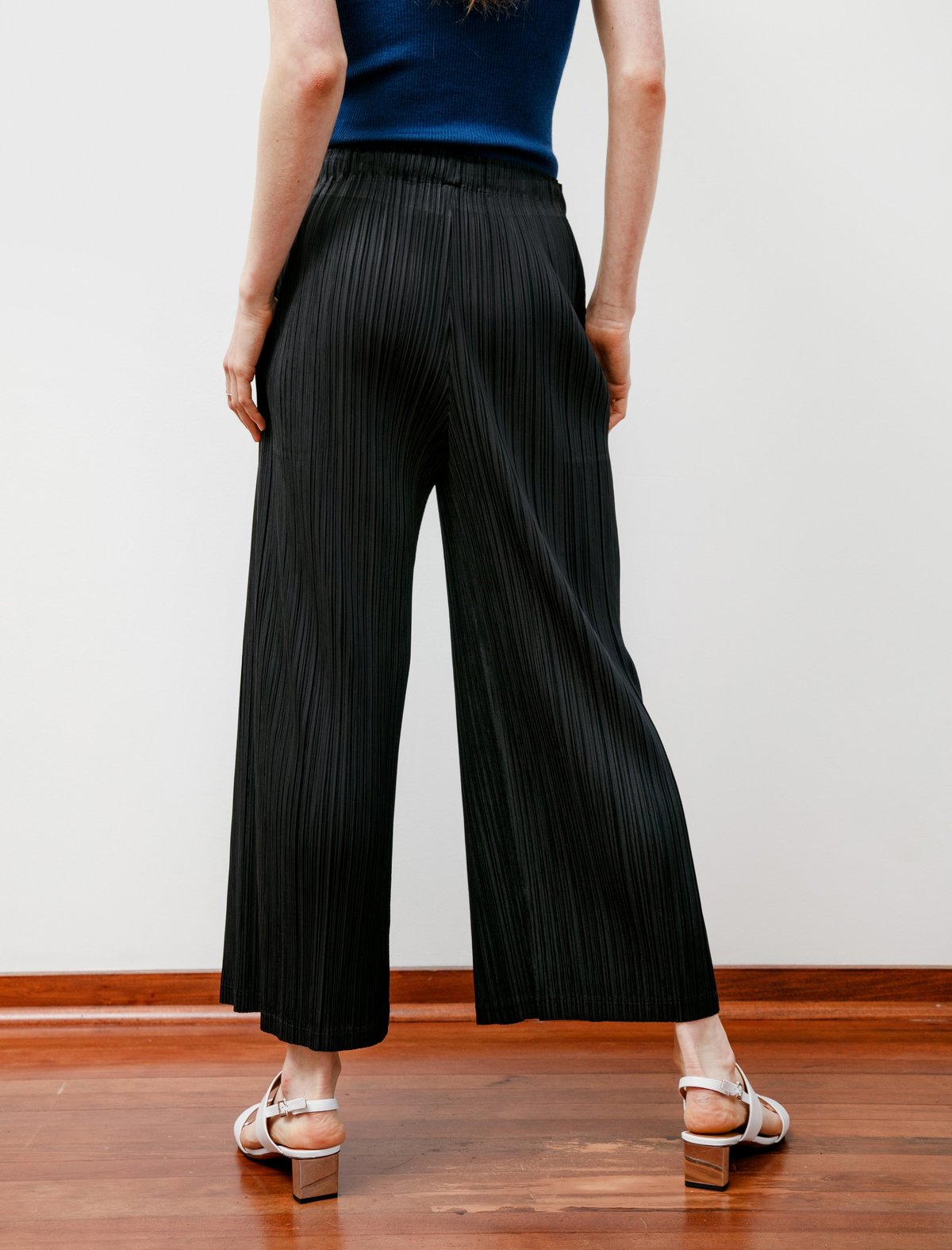 PEATS PLEASE ブラック パンタロンパンツ Pleats Please Wrap Front Thicker Pants - Black | Garmentory