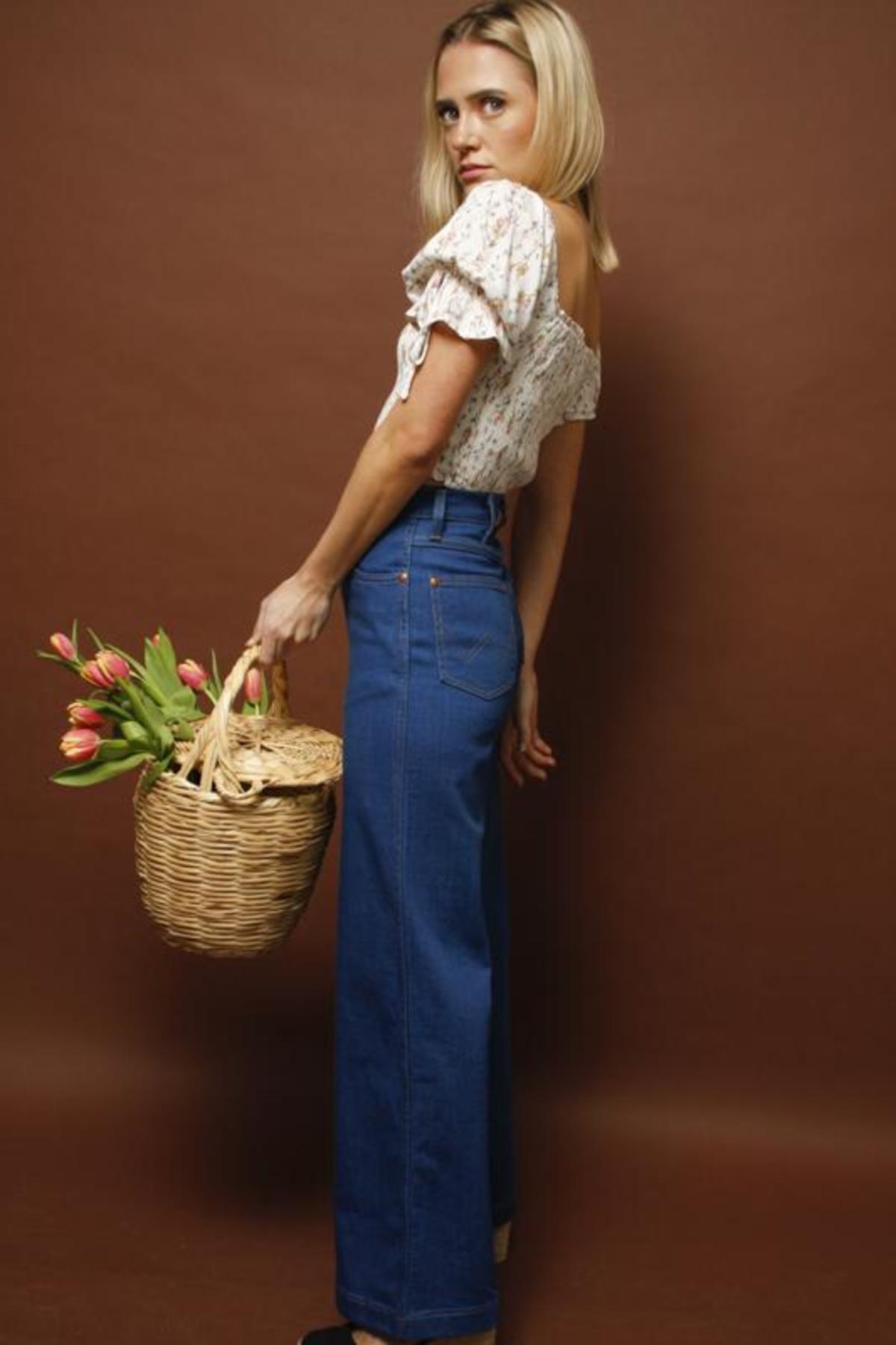 WRANGLER WIDE LEG LONG JEAN - LOW DIP RINSE - Image 3 of 4