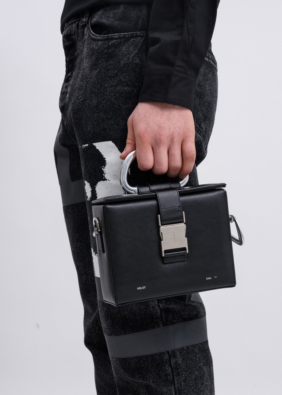 バッグ HELIOT EMIL LEATHER CARABINER BOX BAG Heliot Emil - Leather Carabiner Box Bag | HBX - Globally