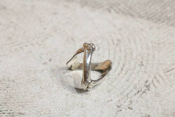TAKAHIROMIYASHITA The Soloist. Bone Shaped Victory Ring - silver
