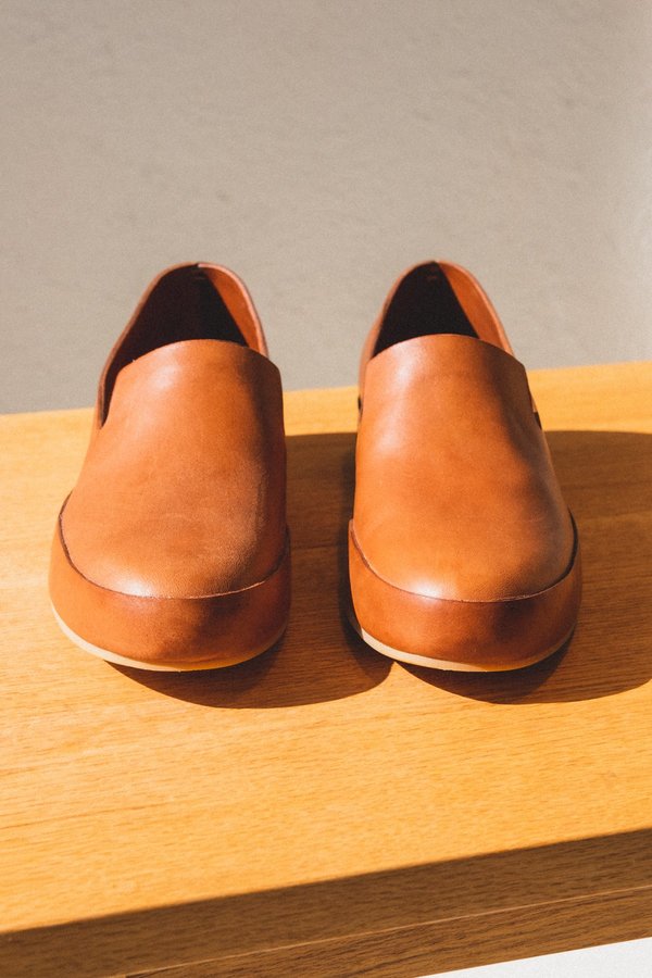 FEIT HAND SEWN SLIPPER - TAN | Garmentory