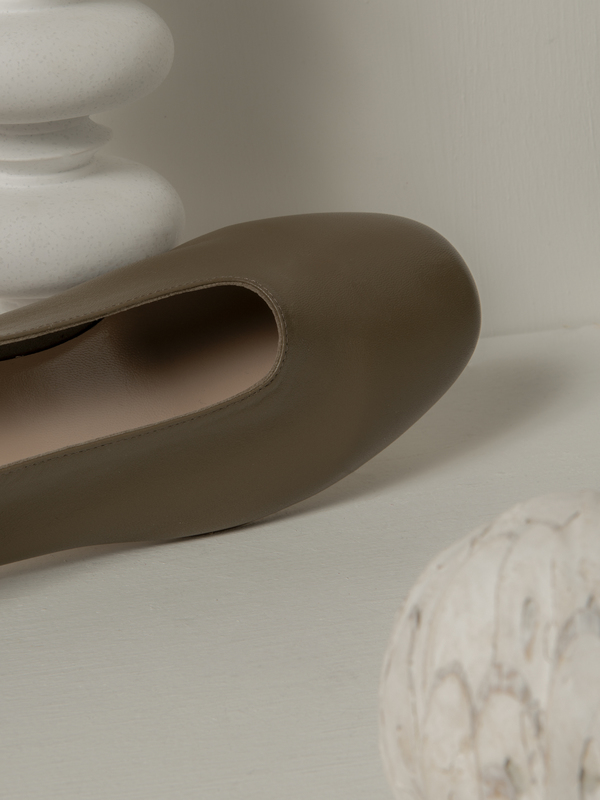 blush. Oliva Glove Flat blush. Oliva Glove Flat