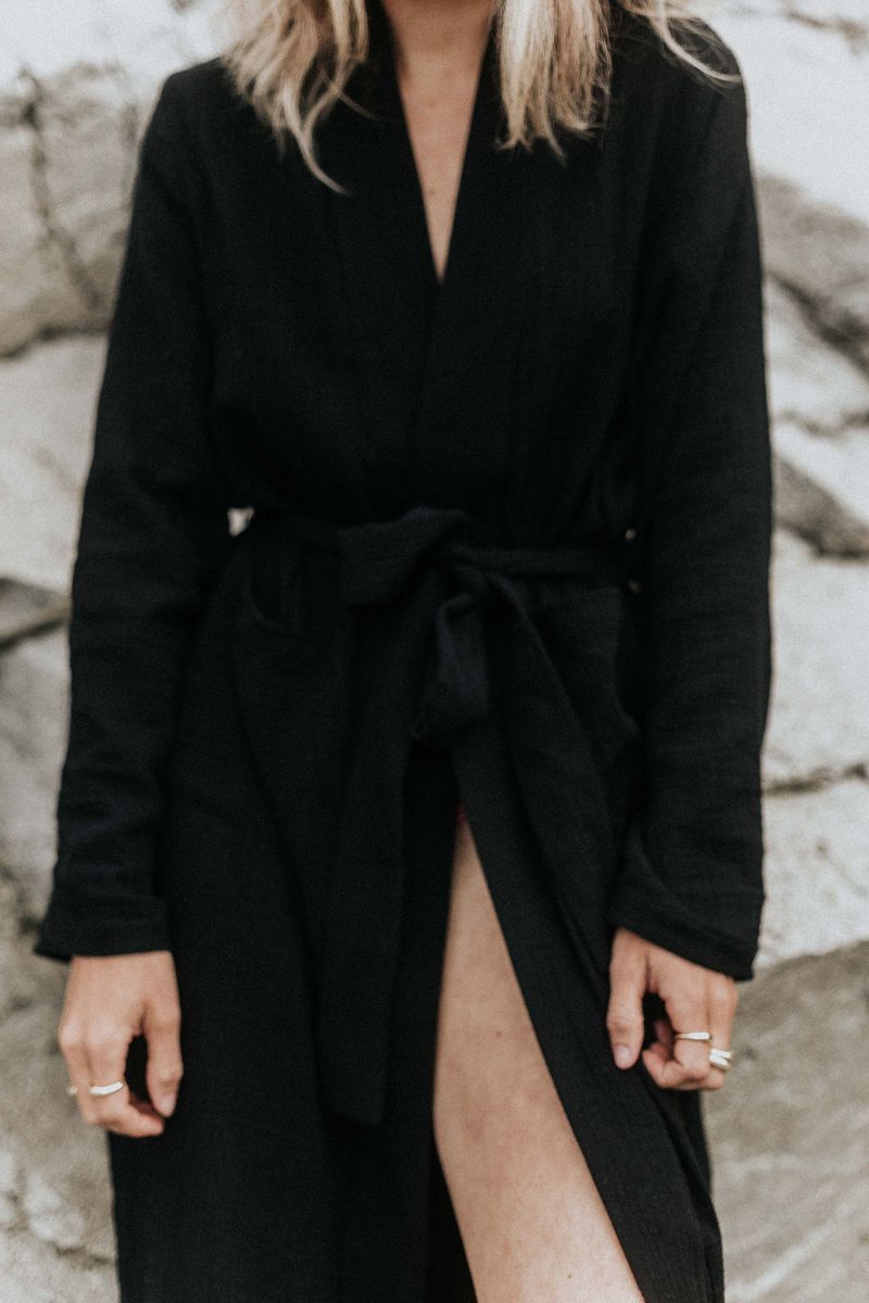 BAHHGOOSE WRAP robe - black