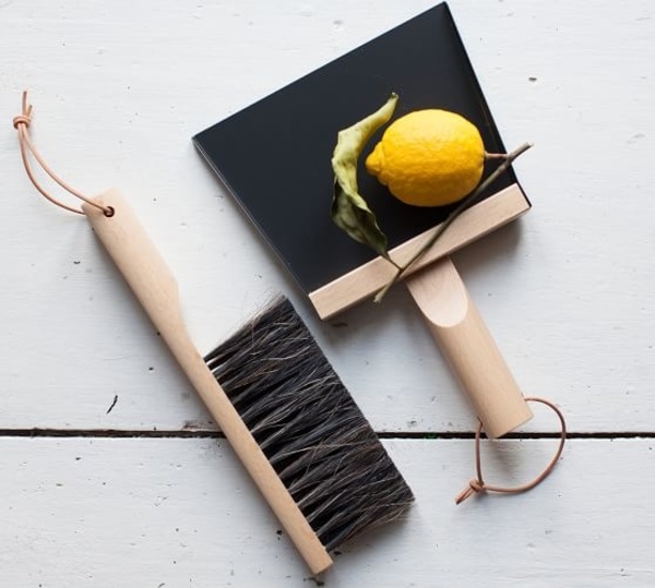 Kiss That Frog Andree Jardin Dustpan and Wall Hook Set - Black Kiss That Frog Andree Jardin Dustpan and Wall Hook Set - Black