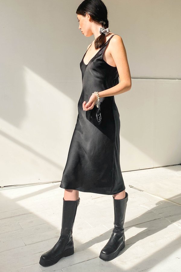 Araks Yulian Slip - Black Araks Yulian Slip - Black