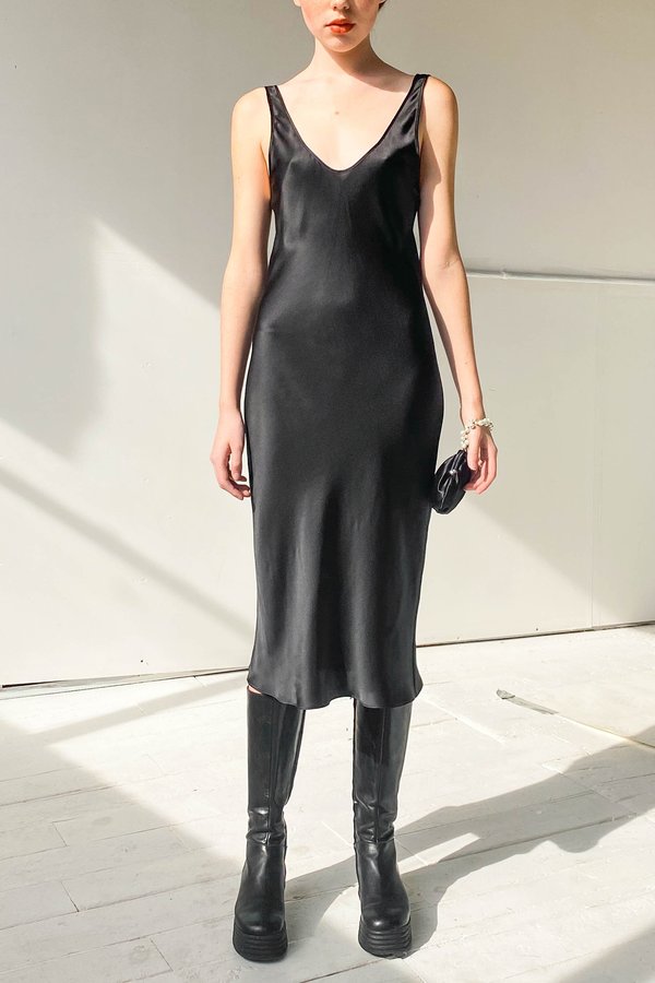 Araks Yulian Slip - Black Araks Yulian Slip - Black