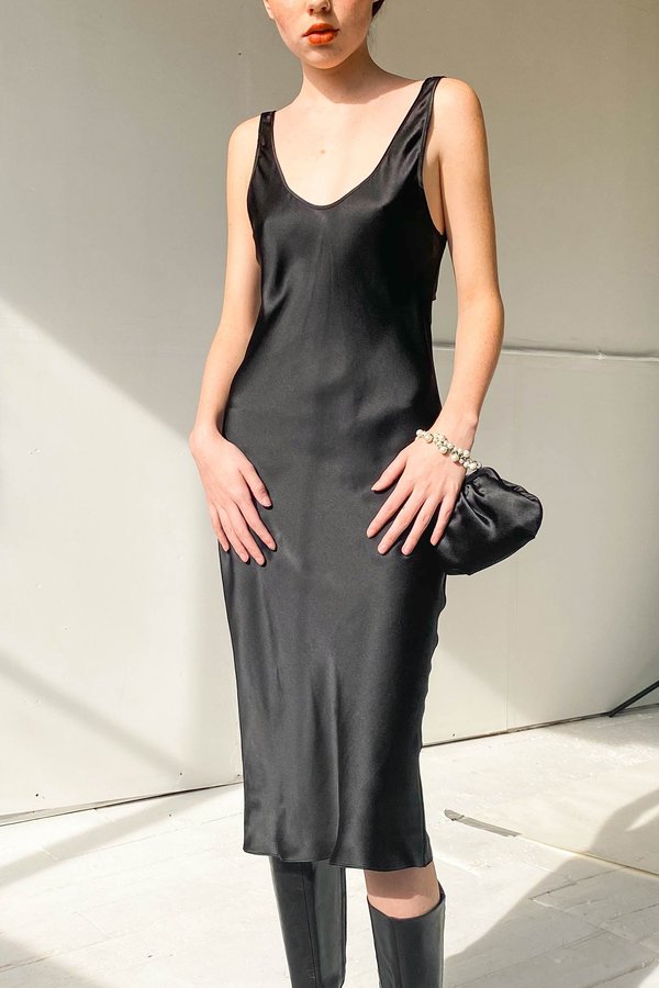 Araks Yulian Slip - Black Araks Yulian Slip - Black