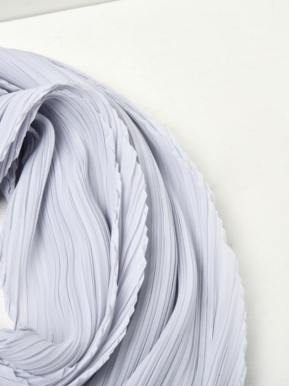 小物 pleats please BASIC SCARF white BASIC SCARF – ISSEY MIYAKE ONLINE STORE
