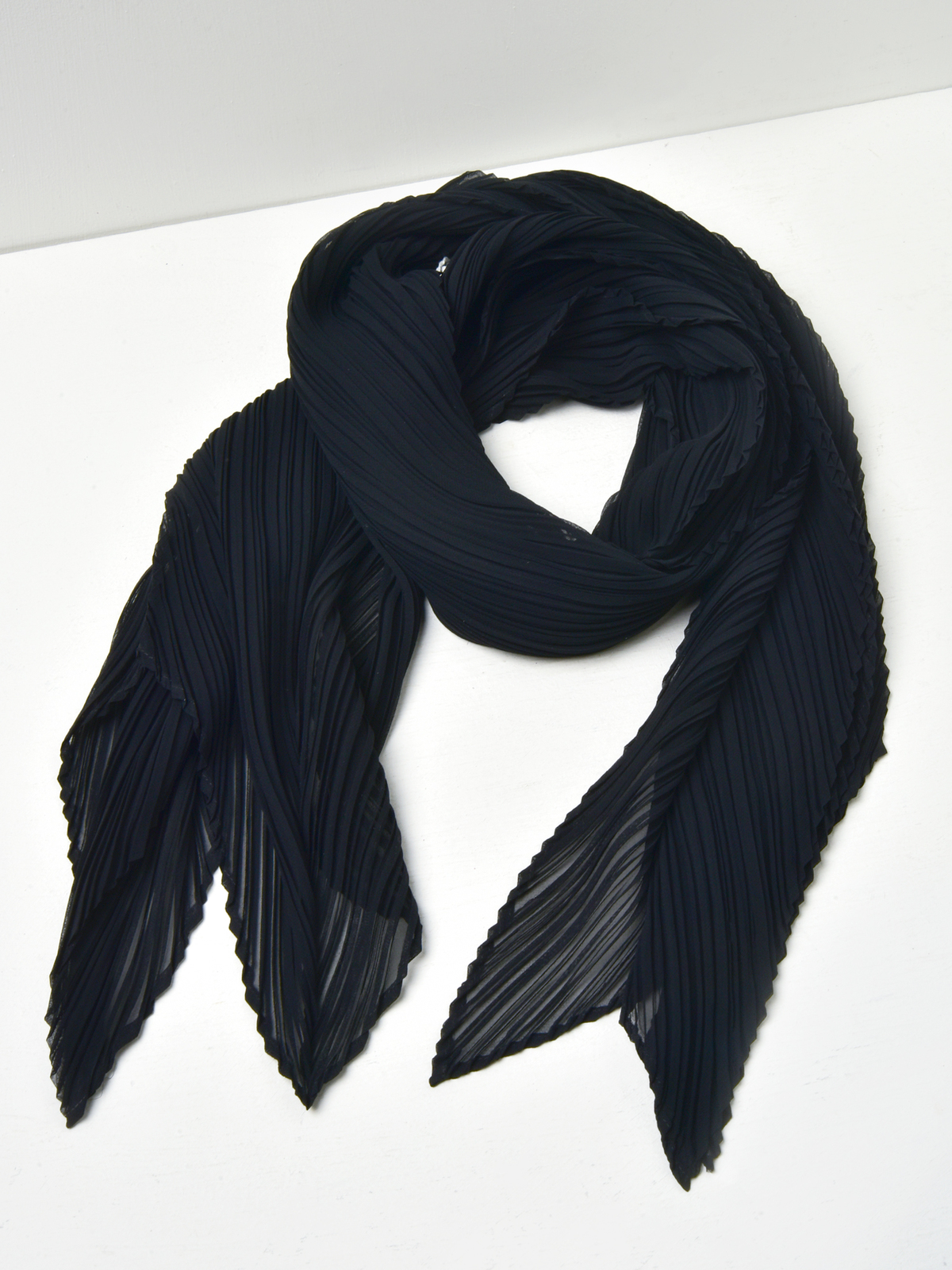 プリーツプリーズ　イッセイミヤケ　　黒　BASIC SCARF PLEATS-BASIC-SCARF-BLACK-