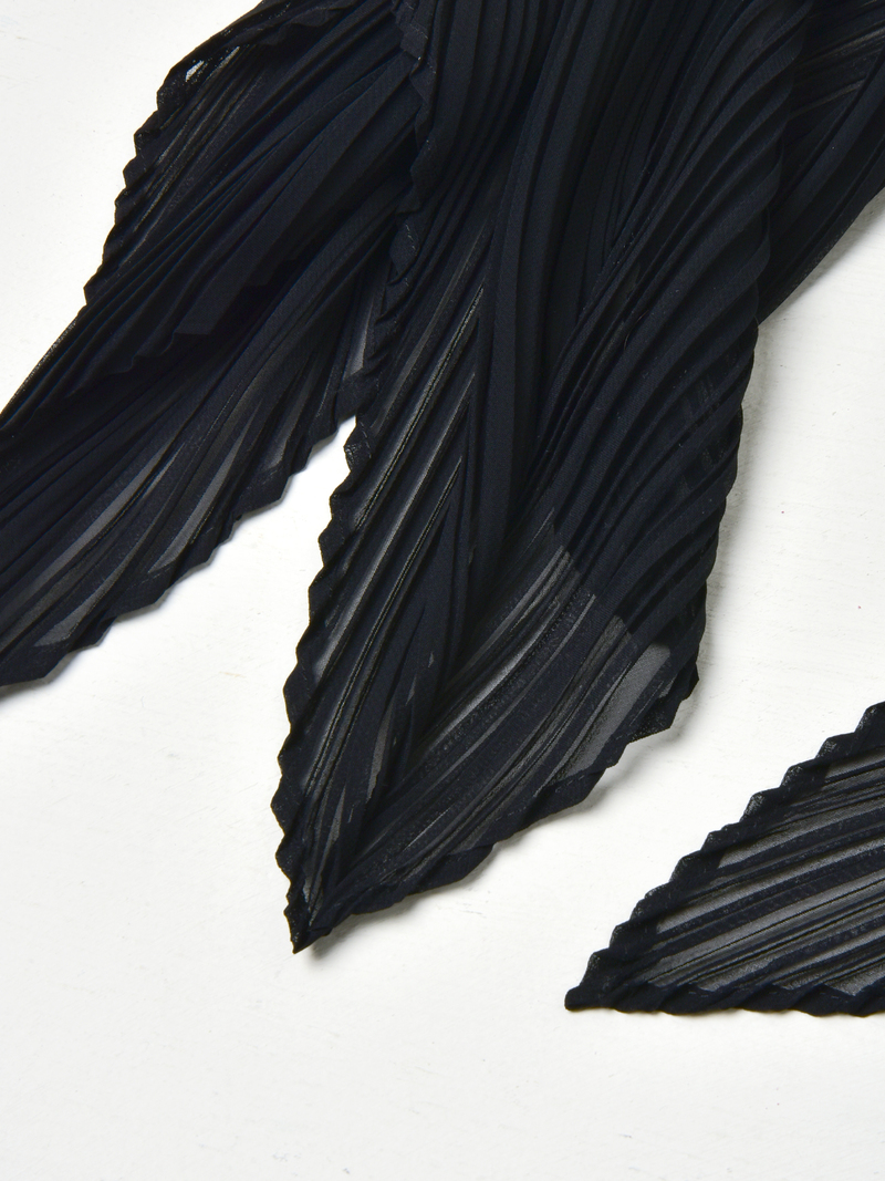 プリーツプリーズ　イッセイミヤケ　　黒　BASIC SCARF Pleats Please Issey Miyake PLEATS BASIC SCARF - BLACK