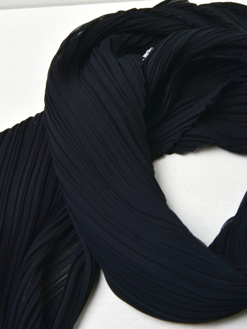 プリーツプリーズ　イッセイミヤケ　　黒　BASIC SCARF Pleats Please Issey Miyake PLEATS BASIC SCARF - BLACK