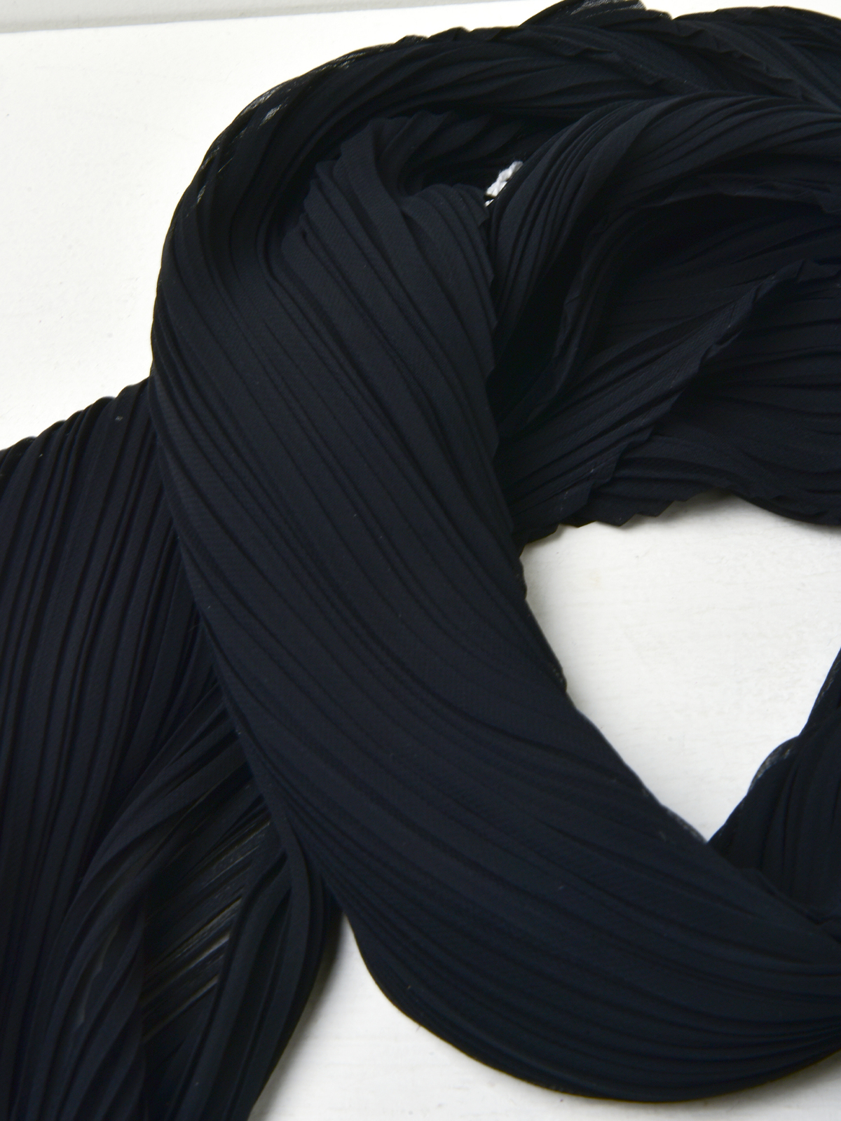 プリーツプリーズ　イッセイミヤケ　　黒　BASIC SCARF Pleats Please Issey Miyake PLEATS BASIC SCARF - BLACK