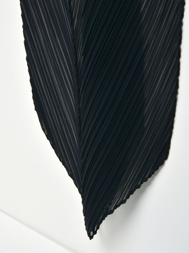 プリーツプリーズ　イッセイミヤケ　　黒　BASIC SCARF Pleats Please Issey Miyake PLEATS BASIC SCARF - BLACK