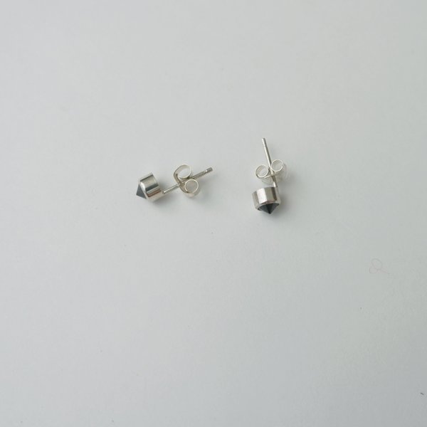 Favor Black Spinel Spike Posts - Silver Favor Black Spinel Spike Posts - Silver