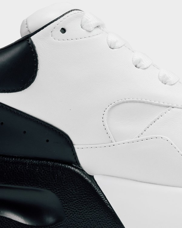 Alexander McQueen Oversized Runner - Optic White/Black Alexander McQueen Oversized Runner - Optic White/Black