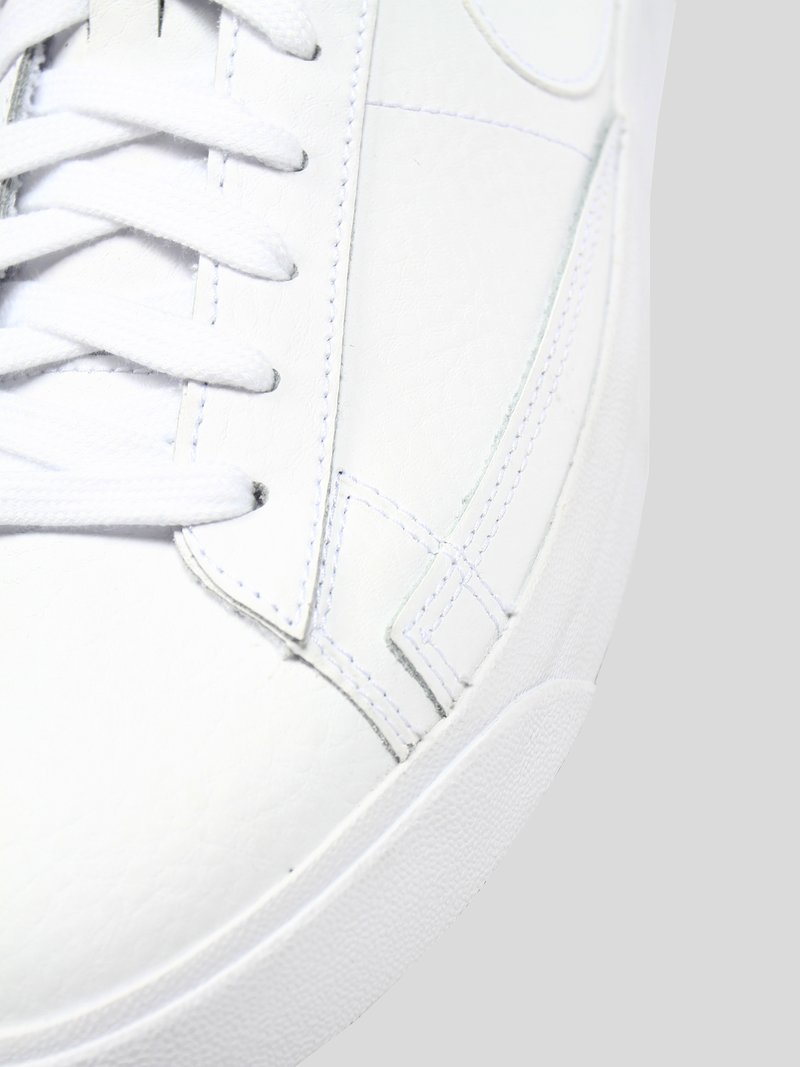 nike blazer low le white