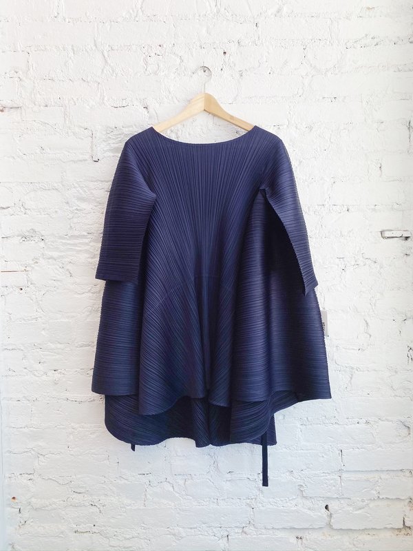 PLEATS PLEASE ISSEY MIYAKE ネイビーのチュニック Issey Miyake Petal Oversized Tunic Top - Navy | Garmentory