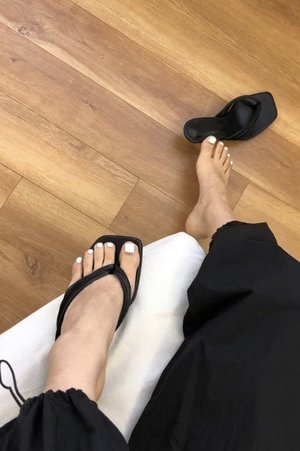 W A N T S Luna Thong Mule (Pre-order) W A N T S Luna Thong Mule (Pre-order)