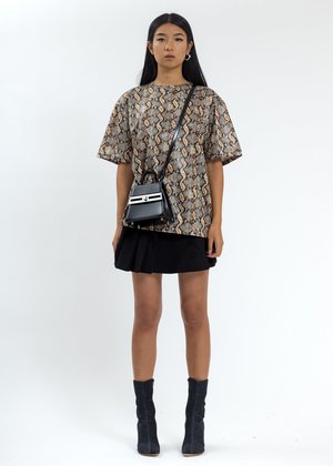 CMMN SWDN Aries T-Shirt - Beige/Black Snake CMMN SWDN Aries T-Shirt - Beige/Black Snake