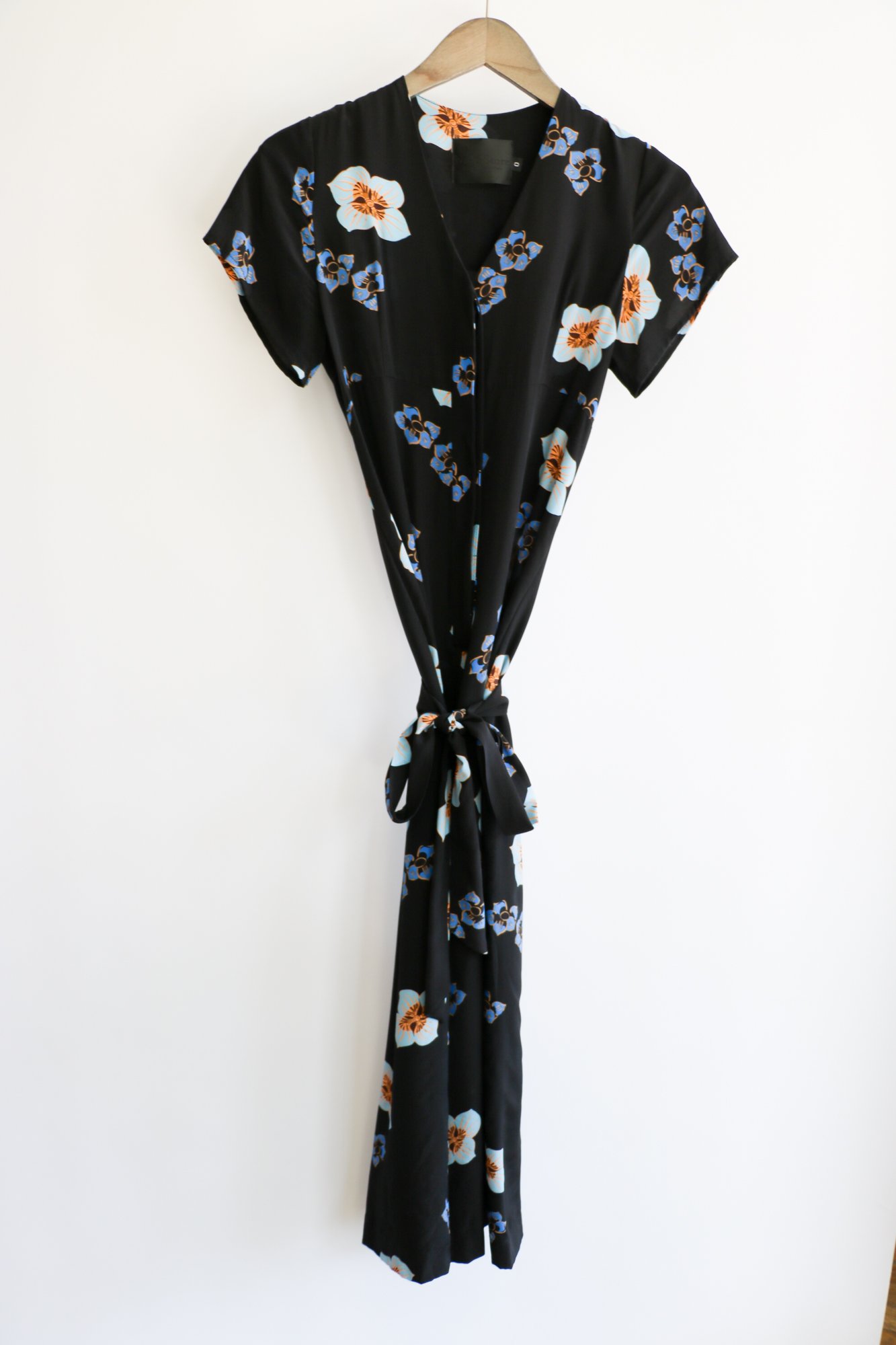 black jumpsuit no sleeves