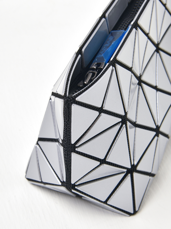 BAO BAO ISSEY MIYAKE PRISM POUCH - Silver BAO BAO ISSEY MIYAKE PRISM POUCH - Silver