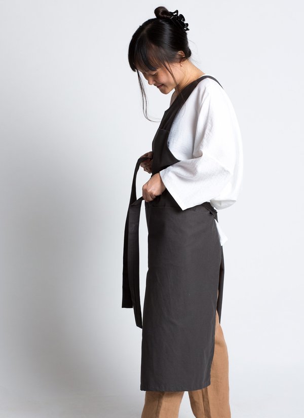 KAAREM Que Upstairs Pocket Apron - Charcoal KAAREM Que Upstairs Pocket Apron - Charcoal