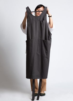 KAAREM Que Upstairs Pocket Apron - Charcoal KAAREM Que Upstairs Pocket Apron - Charcoal