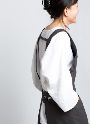 KAAREM Que Upstairs Pocket Apron - Charcoal KAAREM Que Upstairs Pocket Apron - Charcoal