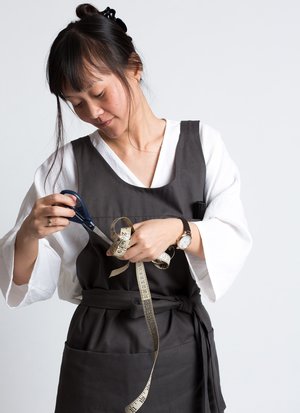 KAAREM Que Upstairs Pocket Apron - Charcoal KAAREM Que Upstairs Pocket Apron - Charcoal