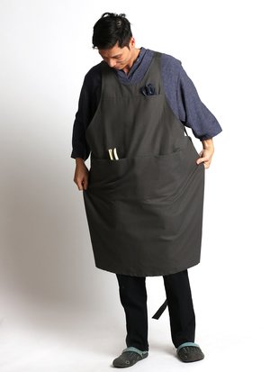 KAAREM Que Upstairs Pocket Apron - Charcoal KAAREM Que Upstairs Pocket Apron - Charcoal