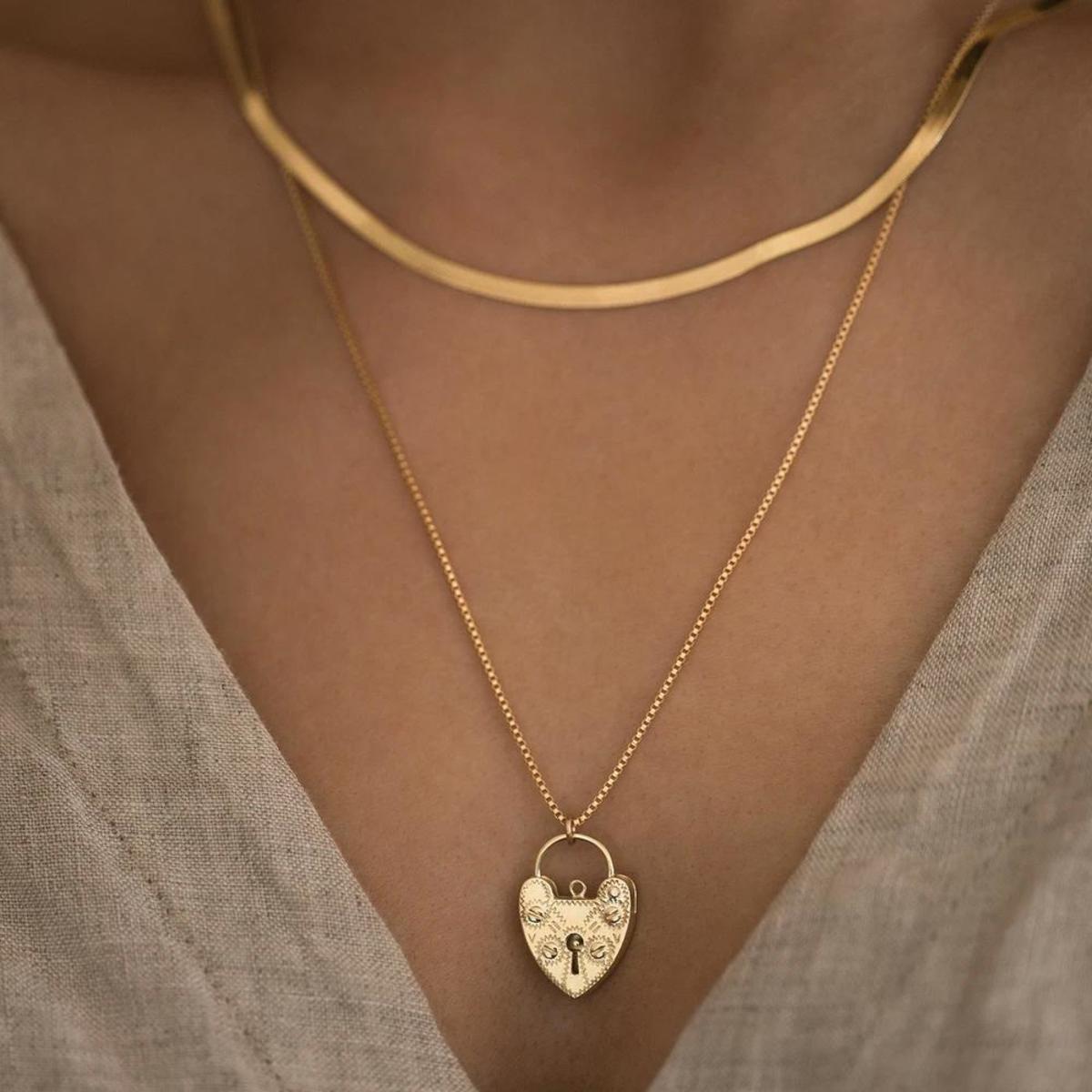 永遠の愛ハート型ロック【leah alexandra】LOVELOCK NECKLACE Leah Alexandra Lovelock Necklace - Gold | Garmentory