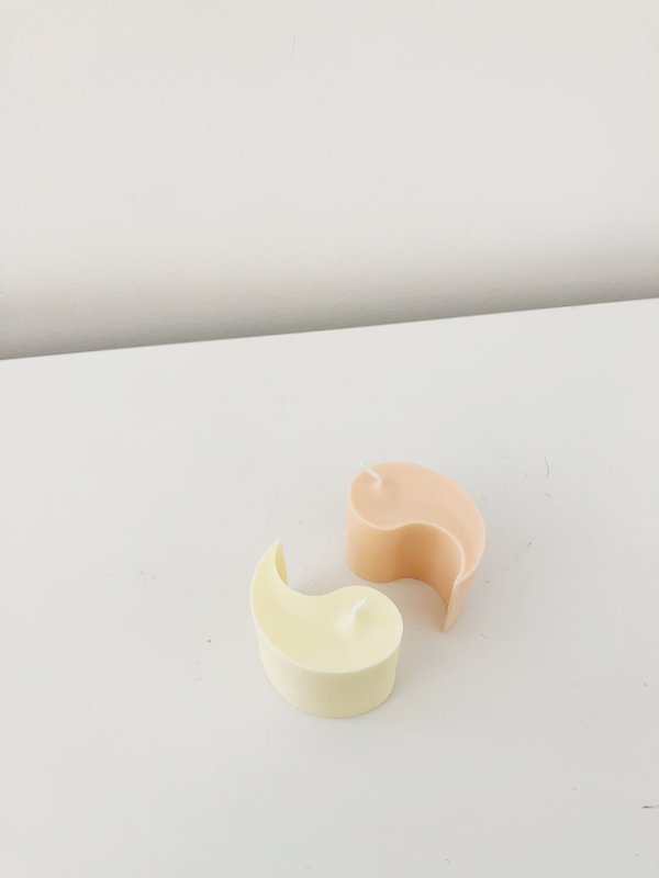 Ri-Ri-Ku YIN YANG CANDLE - PEACH/YELLOW Ri-Ri-Ku YIN YANG CANDLE - PEACH/YELLOW